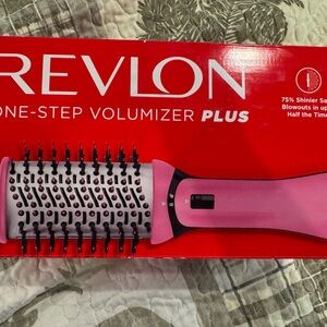 Revlon One-Step Volumizer Plus in Vibrant Pink